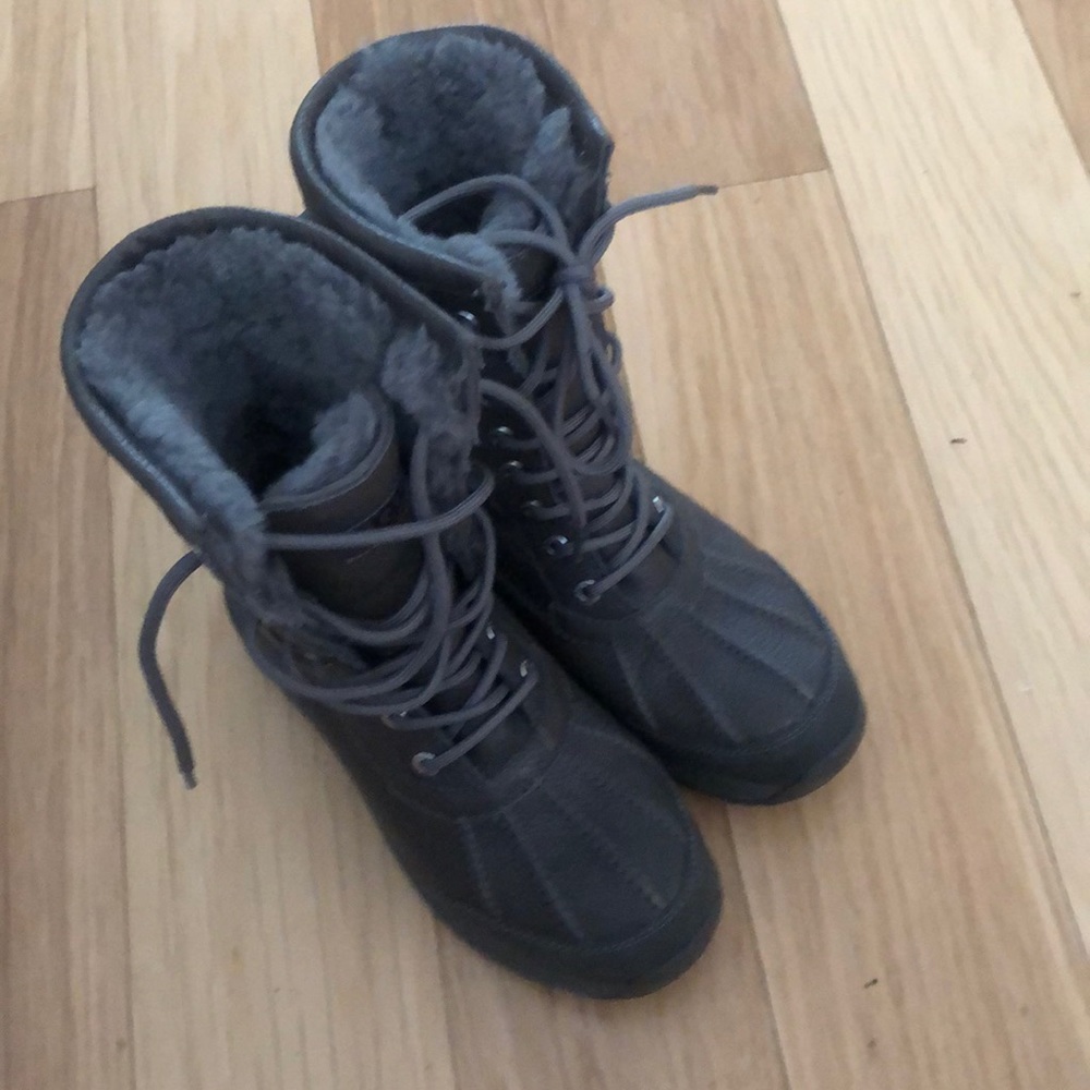 Like new short Gray Adirondack Ugg Boots.